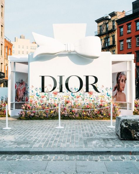 Experiential agency @weareagenc makes a splash at New York Fashion Week with this incredible pop-up brand activation for @dior's Miss Dior Millefiori in Gansevoort Plaza 🎀🌷 Photos via @clarkstudio #missdiormillefiori #dior #nyfw #brandactivation #diorpopup #experientialmarketing #marketingagency #branexperience #missdior #fashionweek #theinstituteforeventmanagement Luxury Brand Activation, Dior Pop Up, Dior Millefiori, Brand Activation Ideas, Outdoor Marketing, Influencer Event, Clinique Black Honey, Marketing Activations, Photobooth Ideas