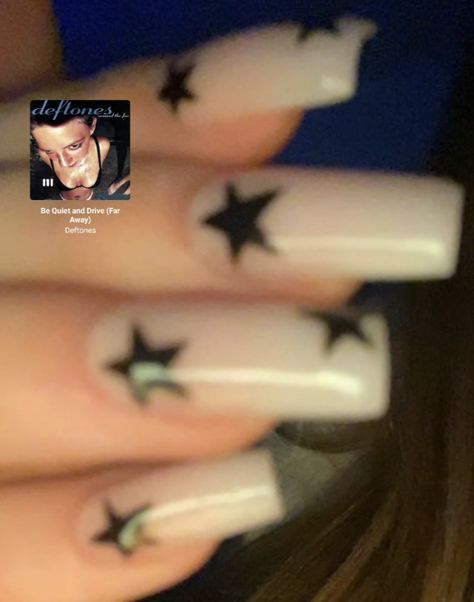 Back To School Nails Y2k, Basic Grunge Nails, Deftones Inspired Nails, Y2k Nails For School, Medium Y2k Nails, Star Nails Ideas, Black Nails Y2k, Tv Girl Nails, Lana Del Rey Nails Inspiration