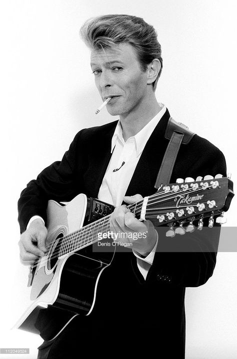 David Bowie poses with a Takamine twelve-string guitar at the Rainbow Theatre, London, 1990. Bowie T Shirt, Davey Jones, Angela Bowie, Duncan Jones, David Bowie Pictures, Christopher Cross, Bowie Starman, David Bowie Ziggy, The Velvet Underground