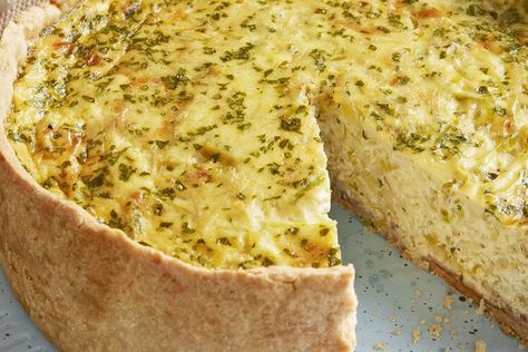 Deep-Dish Bacon and Leek Quiche Deep Dish Quiche, Bunny Brunch, Leek Quiche, Brunch Foods, Cheesy Eggs, Bacon Quiche, Breakfast Quiche, Easter Food, Quiche Recipe