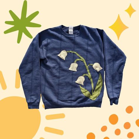 ⭐ Available ⭐ $50 Lily of the Valley Navy Crewneck Size Medium 🩷 Painted Sweatshirt Ideas, Sewing Patches On Clothes, Patchwork Top Diy, Upcycling Ideas Clothes, Patchwork Crewneck, Patchwork Hoodies, Sewn Patches, Tshirt Aesthetic, Funky Clothes