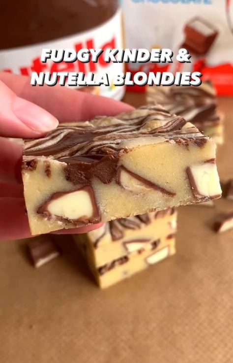 DeliciousDessertsDaily on Instagram: “FUDGY KINDER & NUTELLA BLONDIES 😍 These white chocolate blondies are super fudgy, packed with chunks of Kinder chocolate and a Nutella…” No Egg Mug Cake, Nutella Blondies, Chocolate Blondies, White Chocolate Blondies, Egg Mug, Tray Bake Recipes, Plain Flour, Mug Cake, Granulated Sugar