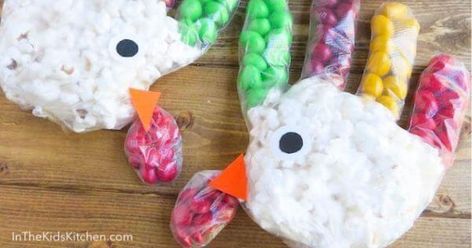 Make an adorable Thanksgiving treat by filling a clear glove with popcorn and colorful candy -- these Popcorn Turkeys are perfect for classroom crafts or parties! Hand Snacks, Turkey Cheese Ball, Turkey Handprint Craft, Turkey Handprint, Popcorn Snacks, Turkey Cheese, Thanksgiving Treats, Party Pops, Snacks To Make