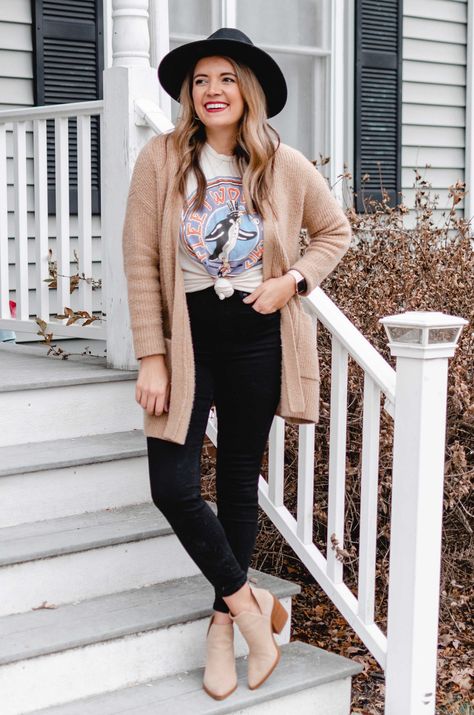 Virginia blogger, Lauren Dix, shares 4 ways to wear graphic tees for winter! Graphic Tee Winter Outfit, Band Shirt Outfits, Super Casual Outfits, Band Tee Outfits, Graphic Tshirt Outfit, Tee Outfits, Fall Attire, Simple Fall Outfits, Graphic Tee Outfits