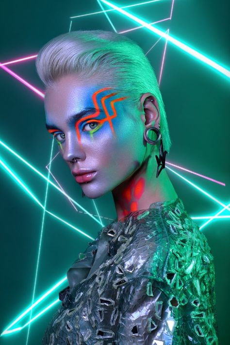 Retro Space Makeup, Easy Futuristic Makeup, Retro Futurism Makeup, Robotic Makeup, Android Makeup, Scifi Makeup, Futuristic Makeup Aesthetic, Future Makeup Space, Cyberpunk Alien