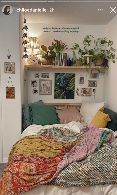 House Rooms Design, Clean Maximalist Bedroom, Dorm Room Designs Boho, Granola Room Aesthetic, Playhouse Renovation, Aesthetic Dorms, Eclectic Dorm Room, Earthy Dorm Room, Granola Dorm Room