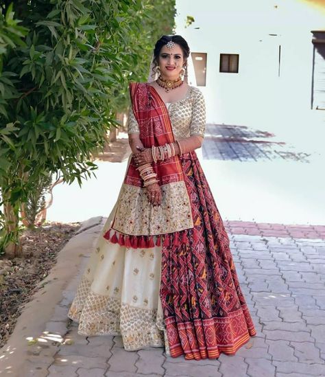 Patola Chaniya Choli, Dresses Traditional Indian, Latest Chaniya Choli Design, Chaniya Choli Designs Weddings Latest, Chaniya Choli Designs Weddings, Indian Dress Wedding, Bridal Dress Indian, Best Indian Wedding Dresses, Saree Drape