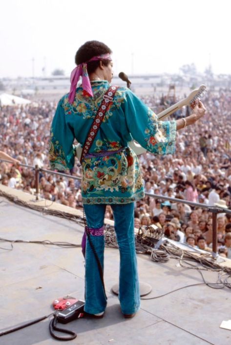 Woodstock Fashion, Jimi Hendrix Woodstock, 1969 Fashion, Famous Guitarists, Woodstock 1969, Woodstock Festival, Jimi Hendrix Experience, 70s Inspired Fashion, Rock And Roll Bands