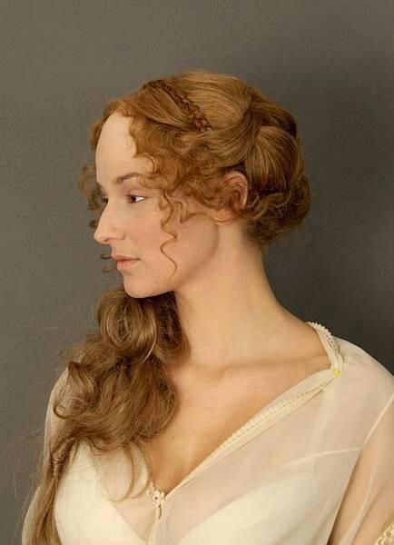 Reference Roman Hairstyles, Historical Hairstyles, Medieval Hairstyles, Romantic Hairstyles, Rose Hair, Hair Reference, Larp, Flowers In Hair, Hair Inspo