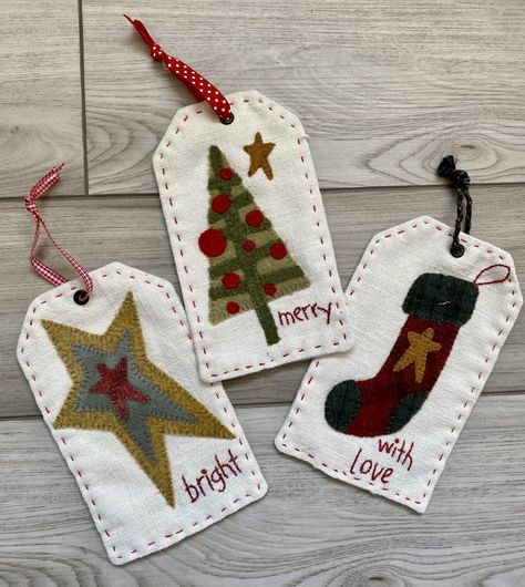 Quilted Gift Tags Diy, Fabric Gift Tags Christmas, Felt Gift Tags Christmas, Sewn Gift Tags, Fabric Gift Tags Diy, Fabric Christmas Tags, Felt Gift Tags, Christmas Apliques, Christmas Gift Tag Ideas