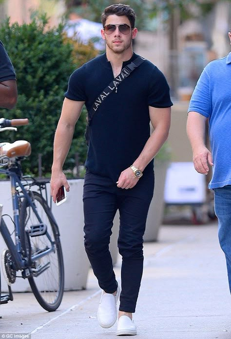 Nick Jonas looks trim in all-black ensemble in New York Outfits In Black, Paris Mode, Stylish Men Casual, Mens Casual Dress Outfits, Cary Grant, Black Music, Smart Casual Outfit, Looks Street Style, All Alone