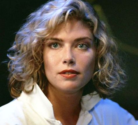 Decades Hairstyles, 1986 Top Gun, Top Gun Movie, Hairstyle Ideas, Film Actresses. Kelly Ann McGillis ... Kelly Mcgillis, Shannen Doherty, Actrices Hollywood, Female Actresses, Soft Natural, Tom Cruise, Perm, Beautiful Woman, American Actress