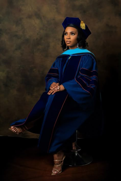 Her black is beautiful. Congratulations to Dr. Cydnee C. Patterson #Pepperdine #blackgirlsrock School Tips Aesthetic, Mid Year Reset, Graduation Photoshoot Poses, Md Graduation, Doctoral Graduation, Graduation Ceremony Outfit, Grad Photoshoot Ideas, Doctorate Graduation, Graduation Pic Ideas