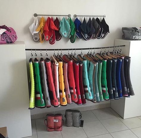 I need this!!! Tack Room Organization, Horse Tack Rooms, Horse Room, Horse Barn Ideas Stables, Horse Barn Designs, Dream Horse Barns, Horse Riding Outfit, Horse Barn Plans, Horse Fashion