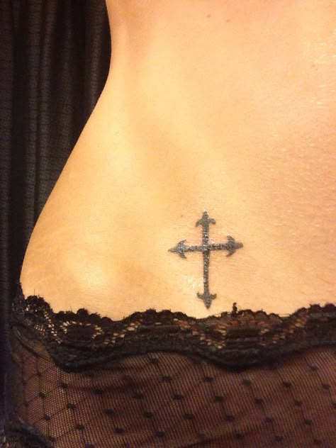 Rockstar Gf Tattoo, Lucky You Tramp Stamp, 1950s Tattoos, Eat Me Tattoo On Hip, Midriff Tattoo, Grudge Tattoos, Grunge Tats, 2000s Tattoos, Aggrogoth Tattoo