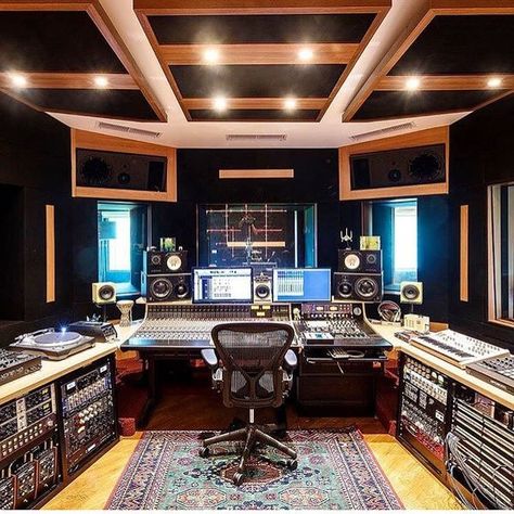 Home Recording Studio Setup, Recording Studio Setup, Home Studio Ideas, Home Music Rooms, Music Recording Studio, Sound Equipment, Audio Studio, Recording Studio Design, Recording Studio Home