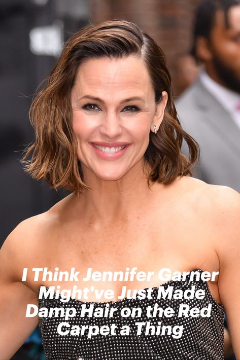 Jennifer Garner Short Hair 2023, Jennifer Garner Hair 2023, Jennifer Garner Short Hair, Dress With Gold Heels, Jennifer Garner Hair, Undone Waves, Peachy Makeup, Strapless White Dress, White Dress With Gold