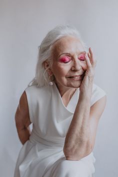 Wearing Wigs, Glamorous Fashion, Look Rose, Old Portraits, Beautiful Gray Hair, Make Up Inspiration, Editorial Shoot, Photography Editorial, Advanced Style