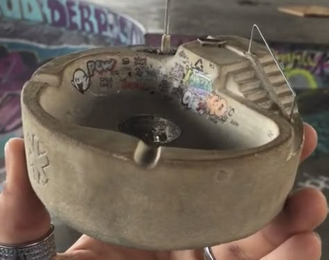 Skatebowl Ashtray, Skate Park Ash Tray Clay, Clay Skatepark Ashtray, Skateboard Ashtray, Funky Ashtrays, Skate Park Ash Tray, Diy Ashtray Homemade, Upsicling Ideas, Skatepark Ashtray