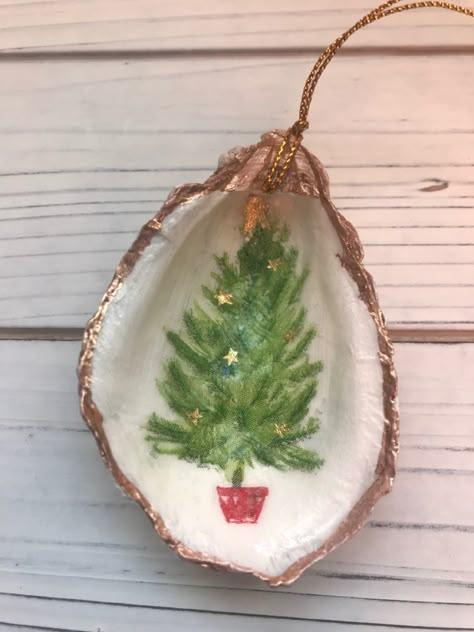 Oyster Shell Crafts Diy Ideas, Seashell Modge Podge, Painting Seashells Ideas Christmas, Shell Ornaments Diy, Oyster Christmas, Painted Shells Seashells Christmas Ornament, Oyster Shell Ornaments, Coquille St Jacques, Seashell Christmas Ornaments