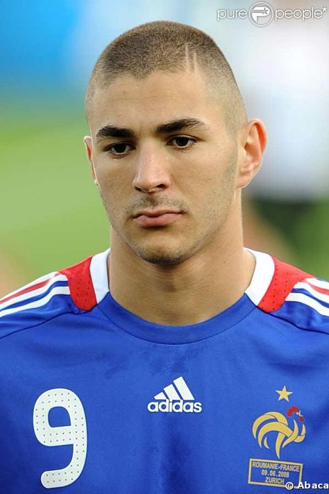 ♥ Benzema Haircut, Karim Benzema Wallpapers, Benzema Wallpapers, Wallpapers Football, Shaggy Hair, Football Stuff, Football Themes, Football Player, Haircut Ideas