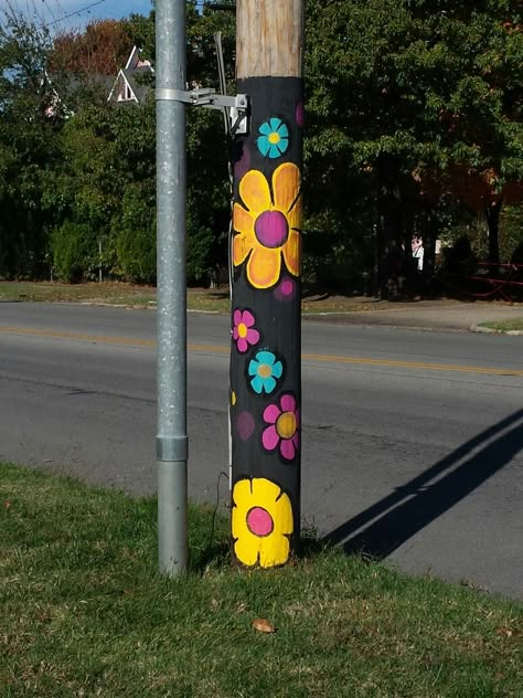 Pole painting fall 2016 Moon City Creative District . Flower Power #artistlindapasseri#mooncitycreativedistrict Painted Telephone Poles, Power Pole Landscaping, Painted Porch Posts, Power Pole Ideas, Telephone Pole Painting, Peace Pole Diy, Painted Posts, Pole Painting, Painted Fence