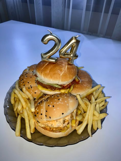 Burger Cake Birthday, Burger Birthday, Burger Cake, Picnic Birthday Party, 25th Birthday Parties, How To Stack Cakes, Spongebob Birthday, Funny Birthday Cakes, Picnic Birthday