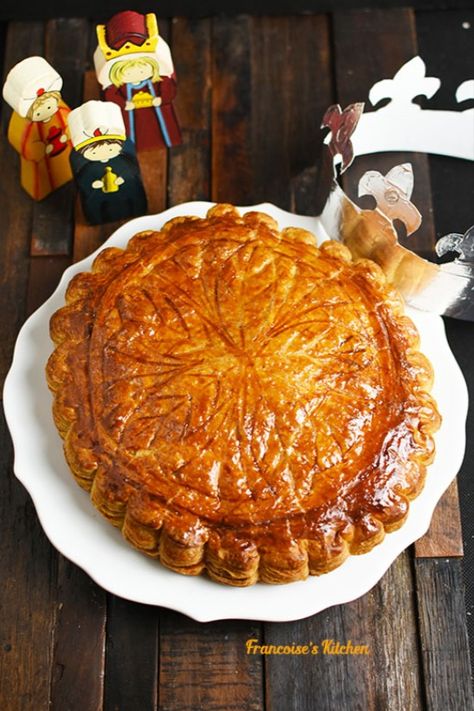 The holiday season is not over for French people with the tradition of Galette des Rois filled with this classic almond cream. Think of almond croissants with puff pastry... #galettedesrois #french French King Cake, Mardi Gras Party Food, Almond Croissants, King Cake Recipe, Puff Pastry Filling, Sweet Pastry, Christmas Dinner Menu, Delicious Sweets, French Recipes