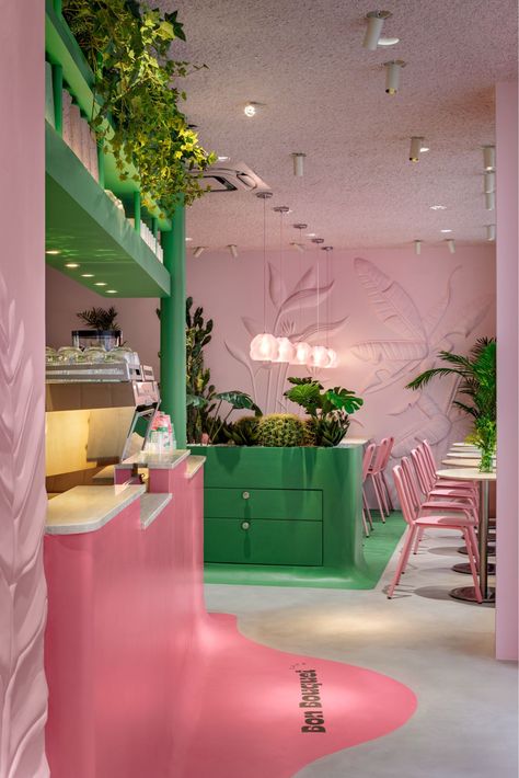 Bon Bouquet café by design studio Between the Walls. Bright colorful pink and green space with dynamic lightning by expolight. A lot of interesting solution used: bas-relief, plants, micro cement. Bubble Tea Cafe Interior, Latin Restaurant, Pink Restaurant, Juice Cafe, Micro Cement, Restaurant Designs, Green Cafe, Pink Cafe, House Cafe