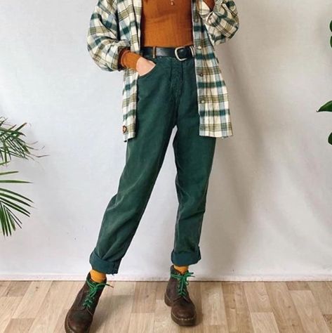 Mode Queer, Style Androgyne, Doc Martens Outfit, Outfits 90s, Queer Fashion, 90's Fashion, Retro Mode, Androgynous Fashion, Green Pants