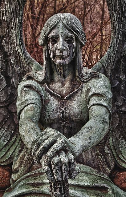 Cemetery Angels, Cemetery Statues, Weeping Angel, Arte Alien, Angel Statue, Cemetery Art, Old Cemeteries, Angel Statues, Memento Mori