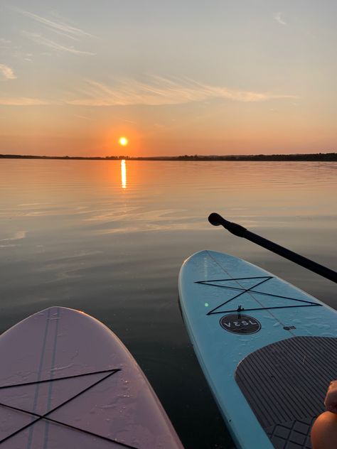 Sunrise Paddle Boarding, Paddle Boarding Aesthetic Lake, Paddle Board Aesthetic, Lake Aesthetics Summer, Paddle Boarding Aesthetic, Lake Summer Aesthetic, Paddle Boarding Pictures, Paddle Surf, Lake Summer