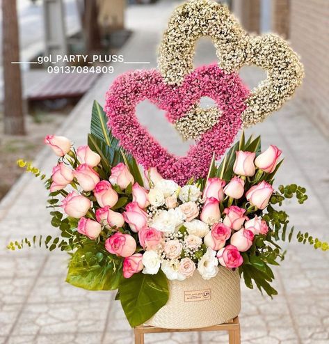 Valentine Day Floral Arrangements Ideas, Big Flower Bouquet, Valentines Arrangements, Modern Ikebana, Valentine Flower Arrangements, Candy Bouquet Diy, Love In Bloom, Diy Bouquet Wrap, Rose Flower Arrangements