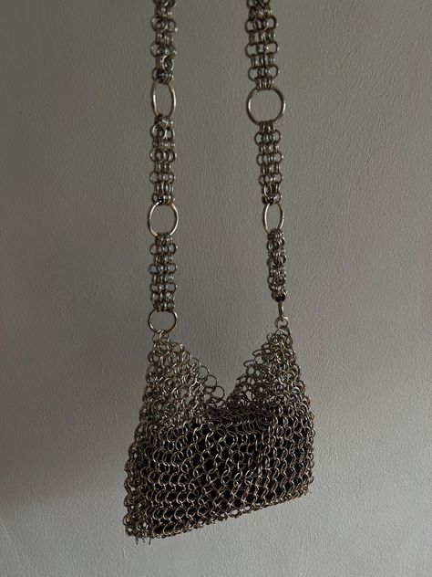 Handmade chainmail bag is made of nickel-plated silver steel rings. High about 20cm. Width about 27cm. Chain 70.5cm. Allow up to 7 days for production plus shipping time. Bag not filled with material, made of chainmail only. The photos show the bag in which the items are placed. How To Make Chainmail, Chainmail Fashion, Chainmail Bag, Chainmail Purse, Chainmail Clothing, Rhinestone Bag, Chainmail Necklace, Metal Purse, Silver Bag