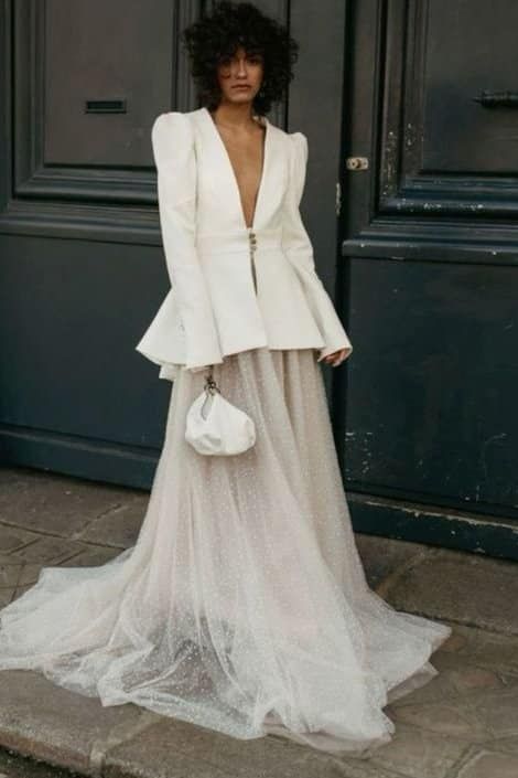 Are you a 2025 bride needing some wedding dress inspiration? Whether you’re a trend-setter or more of a classic traditionalist it doesn’t hurt to be in the know when it comes to the big wedding dress trends for next year so here’s our favourite five dress trends, in no particular order! Basque Waist Wedding Dresses: […] Blazer With Wedding Dress, Extravagant Wedding Guest Outfit, Bride Wedding Party Dress, Wedding Bride Outfit Ideas, White Look Fashion, Blazer Over Wedding Dress, Blazer Wedding Dress The Bride, Unique Bride Outfits, Cool Wedding Dress Unique