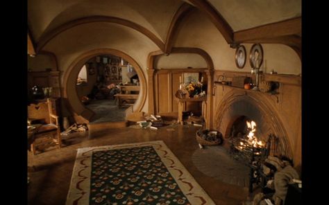 Inside A Hobbit's home Hobbit Pantry, Hobbit Artwork, Bilbo And Thorin, Hobbit House Interior, Casa Do Hobbit, Hobbit Holes, Hobbit Bilbo, Hobbit Houses, Bag End