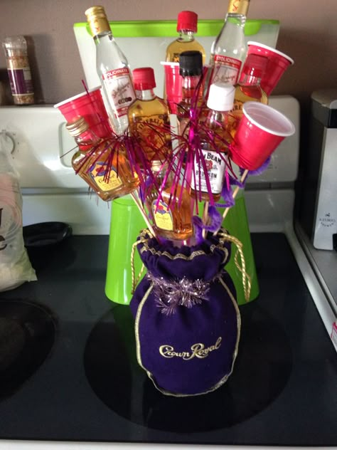 Mini liquor boquet                                                                                                                                                                                 More Crown And Coke Gift, Diy Mini Liquor Bottle Gifts, Mini Bottles Of Alcohol Gifts Birthday, Mini Liquor Bottle Bouquet Diy, Booze Bouquet Mini Liquor Bottles, Diy Alcohol Gifts, Liquor Basket, Liquor Baskets, Liquor Candy