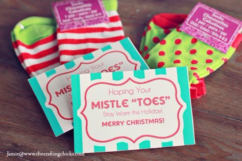 Mistle “Toes” Christmas Socks Gift Tag - free printable.  Absolutely perfect for the kindergarten teacher's Christmas gift! Christmas Sock Ideas, Socks For Gifts Ideas, Sock Gift Tag, Christmas Socks Gift Tag Free Printable, Fill Christmas Socks Gift Ideas, Kindergarten Teacher Christmas Gifts, Sock Teacher Christmas Gift, Holiday Socks Gift, Christmas Socks Exchange