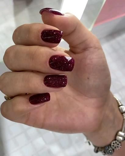 Red Nails And Glitter, Short Gel Nail Designs Glitter, Wine Red Nails With Glitter, New Trendy Nails 2023, Deep Red Nails With Glitter, Wine Sparkle Nails, Trendy Nails Red Short, Nails 2023 Christmas, Sparkly Burgundy Nails