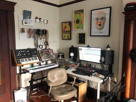 Small Apartment Music Studio, Musicians Apartment, Music Studio Bedroom, Music Studio Aesthetic, Music Setup, Home Recording Studio Setup, Home Studio Ideas, Home Music Rooms, Studio Layout