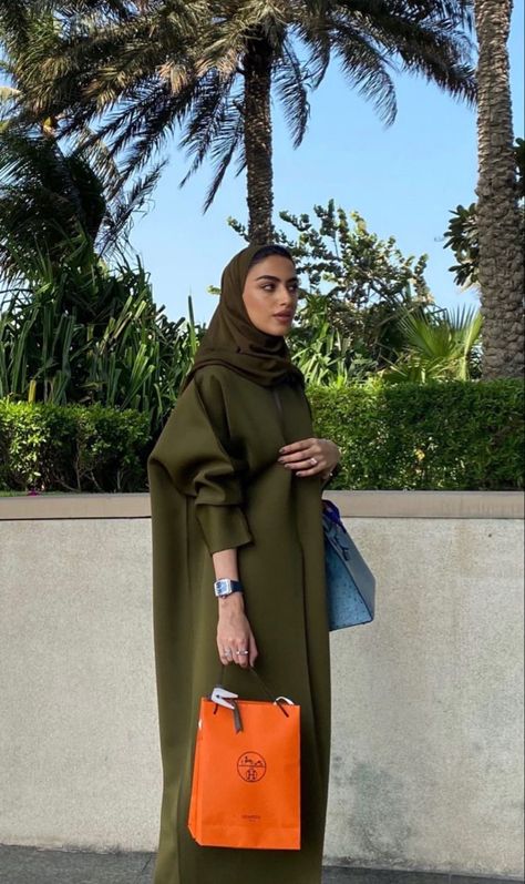 Saudi Arabia Fashion Modern, Yara Alnamlah Outfit, Saudi Abaya, Latest Abaya, Abaya Collection, Abaya Fashion Dubai, Abaya Outfit, Colour Guide, Look Rich