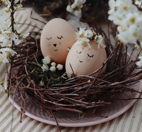 Easter Table Decor Ideas, Easter Craft Activities, Haft Seen, Easter Table Decor, Egg Shell Art, Green Basket, Birds Chirping, Spring Sunshine, Table Decor Ideas