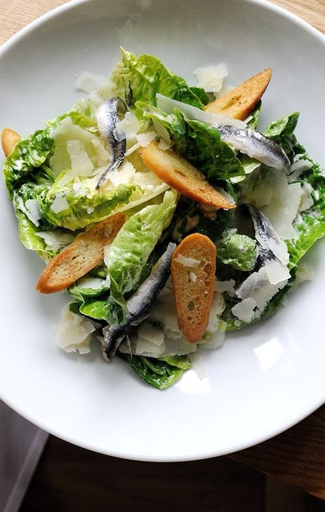 Caesar Salad Plating Ideas, Salad Plating Ideas, Salad Presentation, Gourmet Salad, Classic Caesar Salad, Caesar Salad Recipe, Great British Chefs, Chef Food, Chicken Caesar Salad