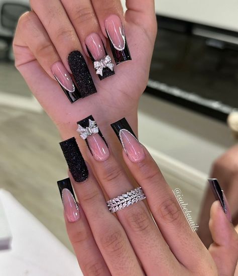 Black Nails Pink Underneath, Black Nail Designs Birthday, Black Short Nails Ideas Aesthetic, Black Or Red Nails, Bday Nails Black, Black Prom Nails Acrylic Classy, Birthday Nail Set Ideas Black, Goth Birthday Nails, Black Inspo Nails