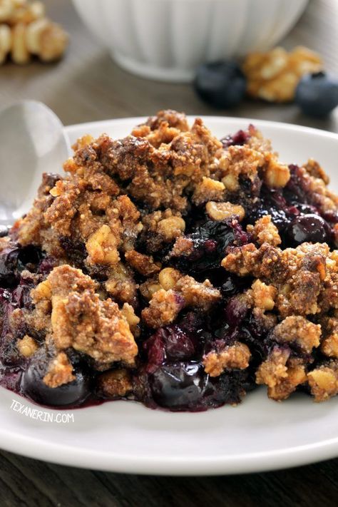 This delicious Paleo Blueberry Crisp is entirely maple sweetened. This crisp recipe is topped with a delicious walnut and almond flour topping. The crust has at least a cup of chopped pecans or walnuts. This healthy blueberry crisp is also vegan, grain-free, gluten-free and  dairy-free. #paleo #recipe #homemade #healthy #vegan Paleo Roast, Blueberry Crisp, Grain Free Desserts, Paleo Baking, Blueberry Crumble, Healthy Blueberry, Paleo Sweets, Paleo Recipes Easy, Glutenfree Dairyfree