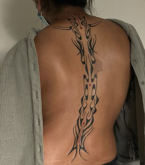 Spine Jewelry Tattoo, Beautiful Back Tattoos For Women, Tattoo Down Spine, Dark Skin Tattoo, Wrist Tattoo Cover Up, Spine Tattoo Ideas, Tattoo Ideas Inspiration, Henna Inspo, Small Pretty Tattoos