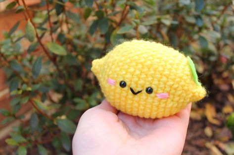 Lemon cute Amigurumi Free pattern! Crochet Projects To Sell, Amigurumi Food, Confection Au Crochet, Crochet Fruit, Pola Amigurumi, Lemon Patterns, Food Patterns, Crochet Food, Kawaii Crochet