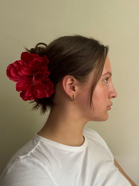 Italian Hair, Red Hibiscus, Jewellery Art, Hair Up Styles, Rose Hair, Hair Inspo Color, Diy Hair Accessories, Flower Hair Clips, Stylish Hair