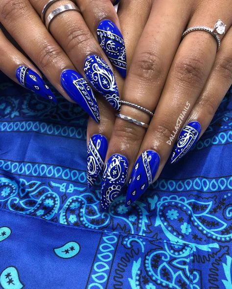 DallasJnails💅🏿 on Instagram: “CRIP’IANA💙 👐🏾Shop @popspicemiami for all the flyest fits in Miami ✨ SWIPE ➡️➡️➡️ all handpainted bandana inspired by @chaunlegend 👐🏾🔥 ‭…” Crip Blue Nails Acrylic, Crip Bandana, Bandana Nails, Blue Bandana, Blue Acrylic Nails, Drip Nails, Cute Acrylic Nail Designs, Blue Nail Designs, Coffin Nails Designs