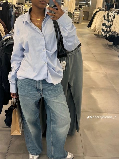 Outfit Chemise Bleu, Blue Button Up Outfit, Button Down Outfit, Casual Denim Outfits, Oversized Jeans, Modest Fashion Outfits, Jeans White, Mode Inspo, Fashion Fits